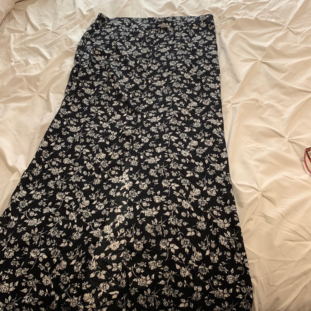 Mossimo long slit skirt size large 100% rayon